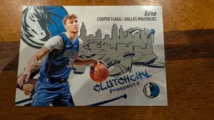 2025 Topps Cooper Flagg Clutch City Prospects RC #CC-1 Dallas Mavericks - Foto 1 di 4