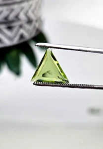 Natural Peridot loose gemstone 2.09 Ct Triangle Cut 100% Natural gemstone - Picture 1 of 3