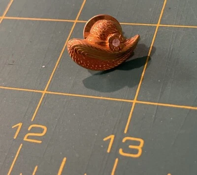 Pequeño sombrero de paja vintage firmado por Avon en tono dorado con alfiler de piedra blanca solapa de joyería Foto 1 de 4
