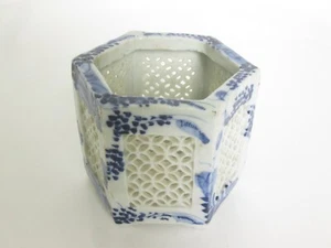 NICE ANTIQUE LATE 19th JAPANESE MEIJI BLUE & WHITE PORCELAIN CRICKET CAGE HOLDER - Picture 1 of 12
