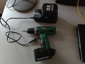 Hitachi DS 14DVF3 Akkuschrauber mit Ladegerät und Akkus - Bild 1 von 3