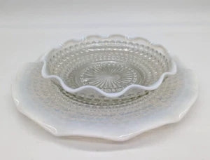 Piatto e piatto opalescente smerlato con gancio ancoraggio vintage - Foto 1 di 11