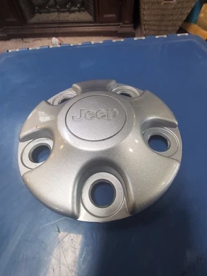 Un (1) tapacubos central de 5 orejetas para llanta Jeep Wrangler 2007-2016 OEM 1AH90TRMAD Foto 1 de 3