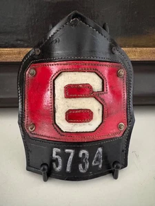 Casco de bomberos de cuero vintage delantero Cairns FDNY escalera 6 Chinatown Manhattan - Imagen 1 de 2