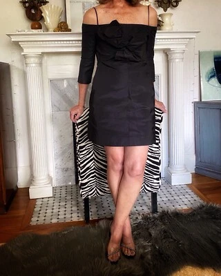 Mini Vestido de Cóctel Tallado Fuera del Hombro Negro Lazo Frontal LBD Original $500 Foto 1 de 4