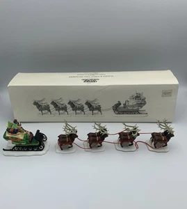 Juego de 5 accesorios Dept 56 Heritage Village “Sleigh & Eight Tiny Reindeer” - Imagen 1 de 11