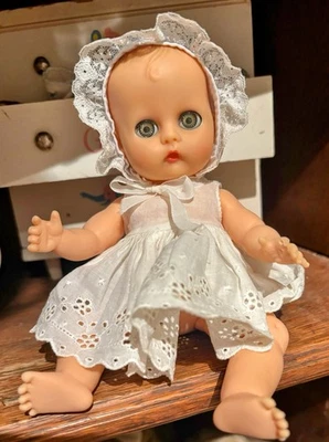 复古 1959 年 Vogue Ginnette 白色孔眼 Sundress & Bonnet 睡眼乙烯娃娃 — 第 1/4 张图片