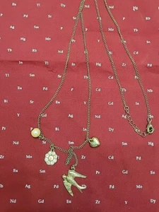 Collar con dije en tono dorado flor corazón pájaro - Imagen 1 de 5