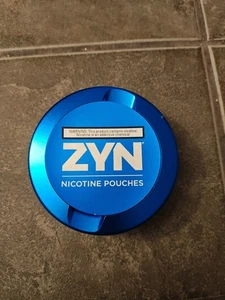 Lata de metal ZYN azul marino usada arañazos menores - Imagen 1 de 12