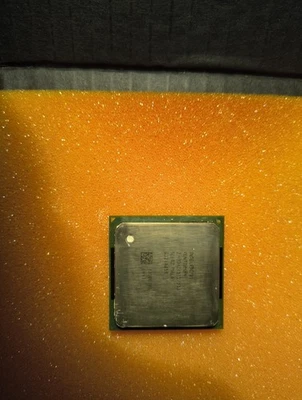 Processore Intel Pentium 4 SL6RZ 2.40GHz 533MHz FSB 512KB L2 Cache Socket 478 - Immagine 1 di 2