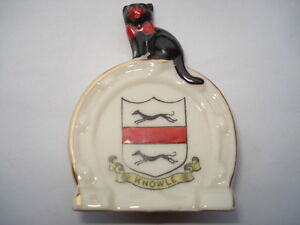 C1920S VINTAGE ARCADIAN BLACK CAT SITTING ON  A HORSESHOE WITH A KNOWLE CREST