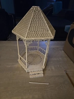 Gazebo de metal de mimbre blanco alambre victoriano de colección Alice Lacy para casa de muñecas Foto 1 de 4