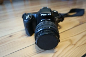 Pentax K K100D Super 6.1MP Digitalkamera - Schwarz (Kit mit AL 18-55mm Objektiv) - Bild 1 von 8