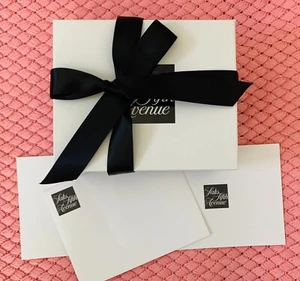 Neu Saks Five Avenue 53/4x43/4 kleine GESCHENKBOX+GRUSSKARTE+BAND+Seidenpapierverpackung - Bild 1 von 9