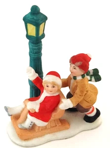 Lefton Colonial Village Boy Girl Sledding Laterne 1988 Sticker signiert 06737 - Bild 1 von 12
