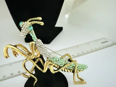 BONITO MODERNO ENORME BROCHE MANTIS RELIGIOSA TONO DORADO ESTRÁS PÚRPURA Y VERDE 530 Foto 1 de 3