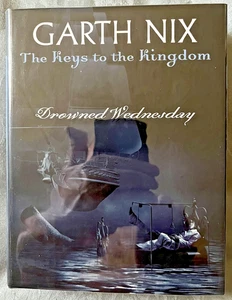 Drowned Wednesday * Keys to the Kingdom Vol 3 * Garth Nix * HC/DJ Signed 1st/3rd - Foto 1 di 4