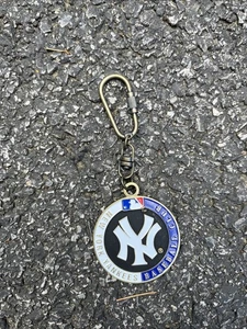 NEW YORK YANKEES BASEBALL MLB SGA NY YANKEES STADIUM KEY CHAIN KEYRING VERIZON - Picture 1 of 2