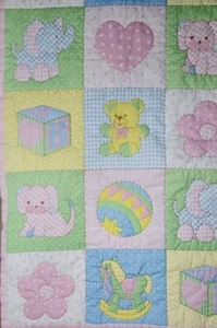 Coperta trapuntata a mano bambino vintage anni 80 multicolore pastello animali quadrati 42X 53" - Foto 1 di 6