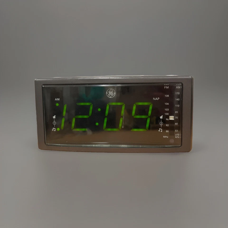 GE Reloj Despertador Radio AM/FM Doble Alarma Batería Respaldo Modelo 7-4853A Pantalla Grande Foto 1 de 4