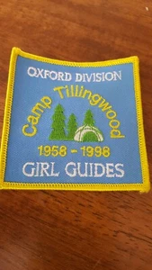 GIRL GUIDES CAMP TILLINGWOOD OXFORD DIVISION 1958-1998 STEMMA/TOPPA *NUOVO* - Foto 1 di 1