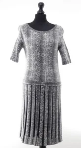 Marc Cain Kleid Etuikleid 40 N4 grau Reptil Animalprint Midi kurzarm + Seide Neu - Picture 1 of 5