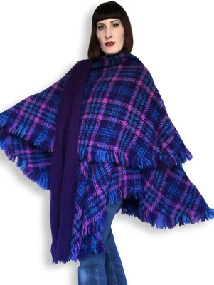 Poncho Abrigo Capa Tejido a Mano Lana A Cuadros Azul Rosa Púrpura Años 70 De Colección Foto 1 de 4