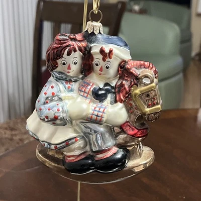 Adorno de vidrio de polonesa Kurt Adler Raggedy Ann & Andy en un caballo mecedor Foto 1 de 4
