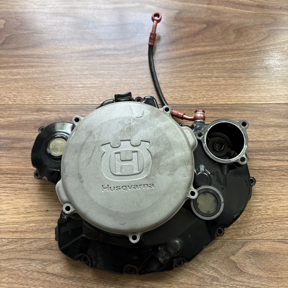 Husqvarna Te SMR 510 2010 cubierta de embrague tapa de línea de aceite motor OEM  Foto 1 de 3