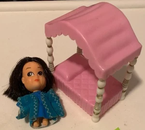 Vintage Hasbro Liddle Kiddles Storykins Doll Sleeping Beauty with Bed -LOT9-27 - Picture 1 of 1
