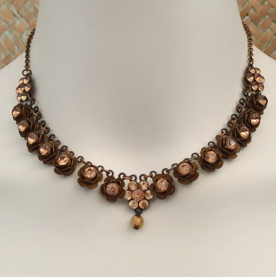 Collar Michal Negrin Rosas Beige-Marrón-Melocotón Gota en Y Cristal 3D Babero Cóctel Foto 1 de 4