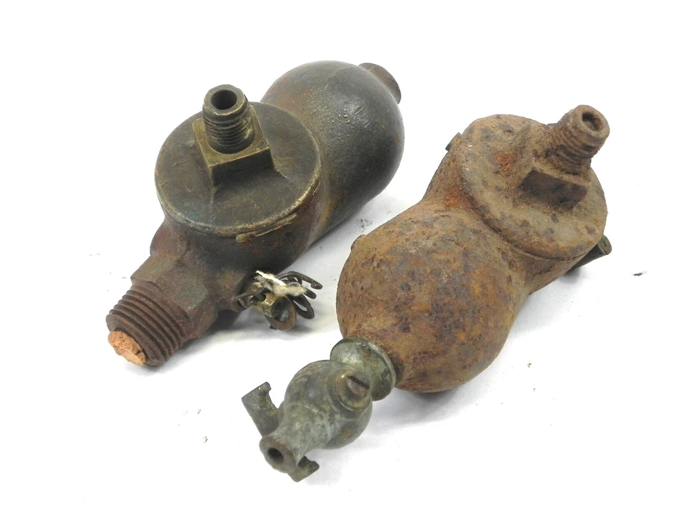 LOTE USADO VINTAGE DE 2 VÁLVULAS DE CIERRE DEL TANQUE DE GASOLINA FORD MODELO T CON DESGASTE Y ÓXIDO Foto 1 de 4