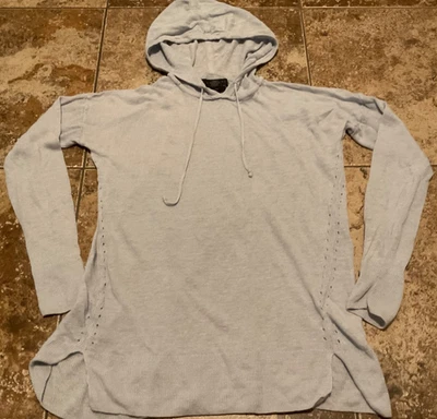 CAMISA COM CAPUZ TAHARI LINHO MANGA COMPRIDA TRANSPARENTE (FEMININA P) TOM AZUL PÁLIDO USADA - Imagem 1 de 4