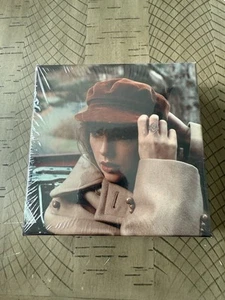 Taylor Swift Red Capital One Jigsaw Puzzle 300 Pieces NEW/SEALED Limited Edition - Picture 1 of 3
