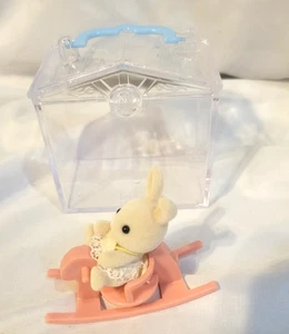 Sylvanian Families Calico Critters Babytragetasche Hase mit Schaukelpferd - Bild 1 von 9