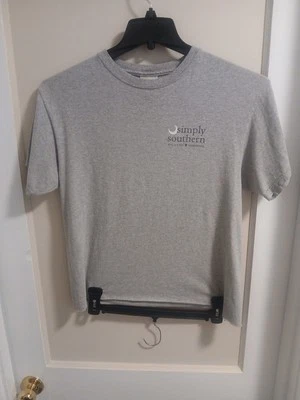 Camiseta mediana para mujer Simply Southern con corte inferior Foto 1 de 4