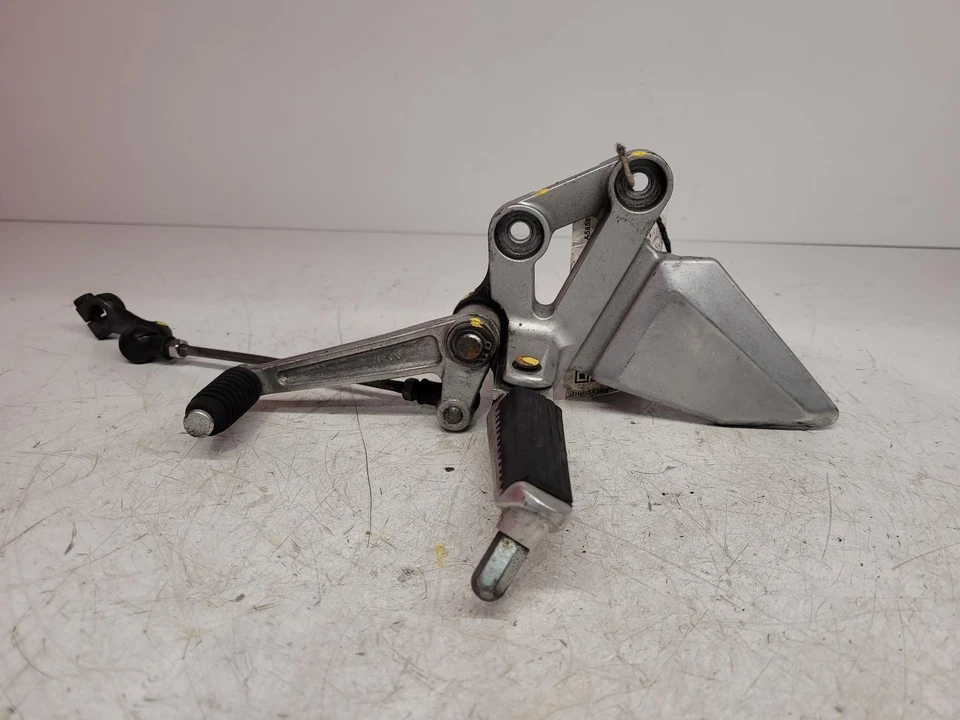 Reposapiés delantero izquierdo Suzuki SV650 2008 Foto 1 de 4