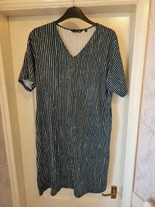 UNIQLO MARRIMEKO COLAB Size M Dark Green Oversized Stripe Dress- V Neck - Picture 1 of 5