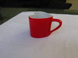 Verkaufe eine neue Tasse in Form eines Herzes. , Farbe rot Aussen, Innen weiß - Bild 1 von 2