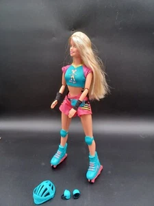 Vintage 1998 Cool Skating Barbie blau rosa Outfit Schlittschuhe Ellenbogenschoner - Bild 1 von 8