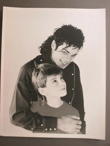 Michael Jackson schwarz/weiß 8X10 Hochglanz Promo Foto ORIGINAL mit kleinem Jungen! - Bild 1 von 1