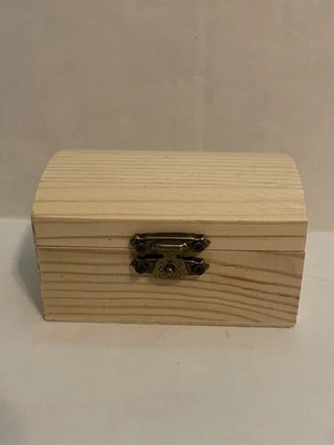 Pequeño cofre del tesoro de madera sin terminar Foto 1 de 4