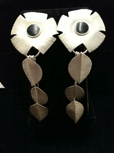 GEBÜRSTETES ALUMINIUM BLUMEN SCHWARZER ONYX MITTEN BAUMELN BLÄTTER OHRRINGE CLIP ON - Bild 1 von 8