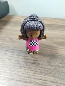 Fisher Price Little People MÄDCHEN BARBIE afroamerikanischer Rennwagen Autofahrer - Bild 1 von 4