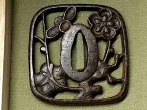 TSUBA Schwert Katana Edo Periode Eisen Pflaume Design japanisch antik mit Box - Bild 1 von 6
