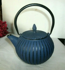 VINTAGE NAVY BLUE RIBBED CAST IRON TEA POT, ENAMELED INSIDE, PINECONE KNOB - Picture 1 of 8