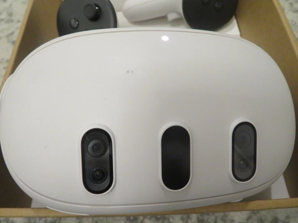 Meta Quest 3 128GB Virtual Reality VR Headset with controllers - Image 1 of 1