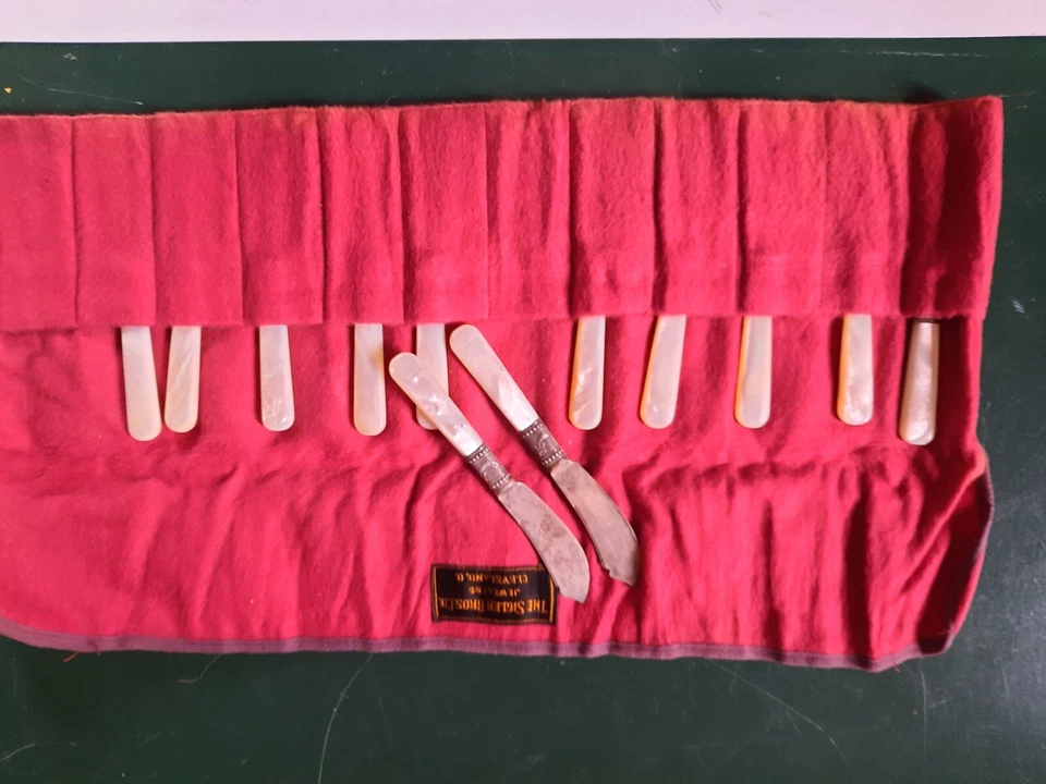 Cuchillos de mantequilla antiguos de plata de ley con asas de nácar y estuche blando Foto 1 de 1