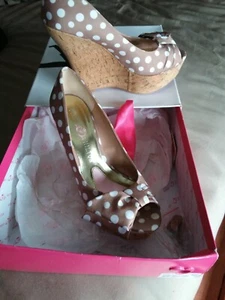 EUC Paris Hilton size 8 Shelly white Polka Dot beige cork wedge shoe womens - Picture 1 of 8