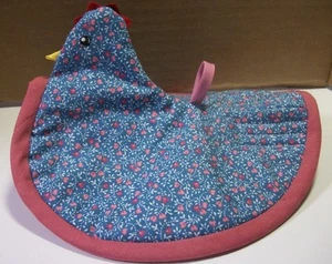Handgefertigter Huhn Topflappen ca. 7x6" blau mit mauve Herz Blumen, weiße Ranken - Bild 1 von 2